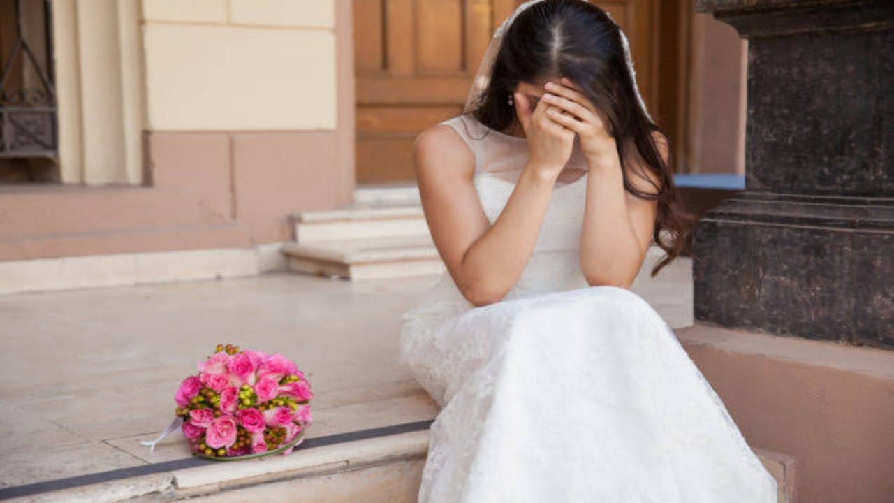 عروس تواجه موقف محرج خلال حفل زفافها