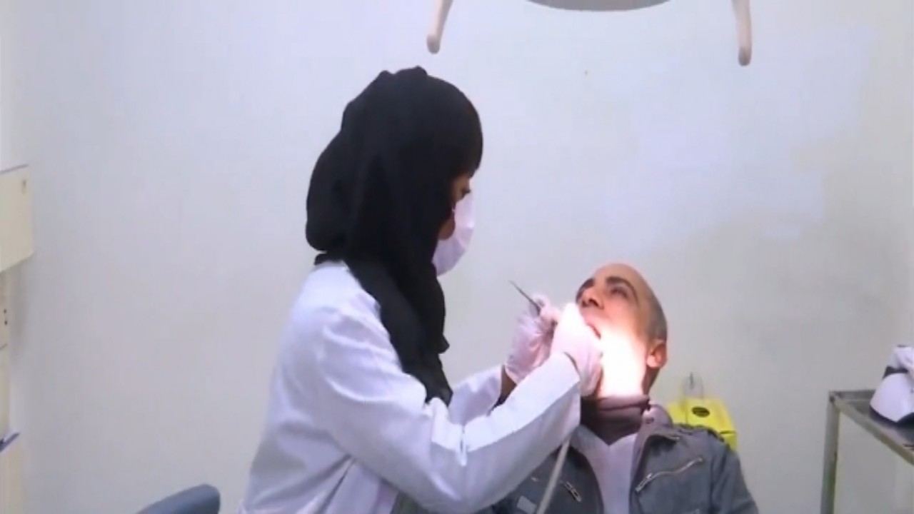بالفيديو.. قصة طبيبة أسنان تخصصت في مجال جراحة الوجه والفكين