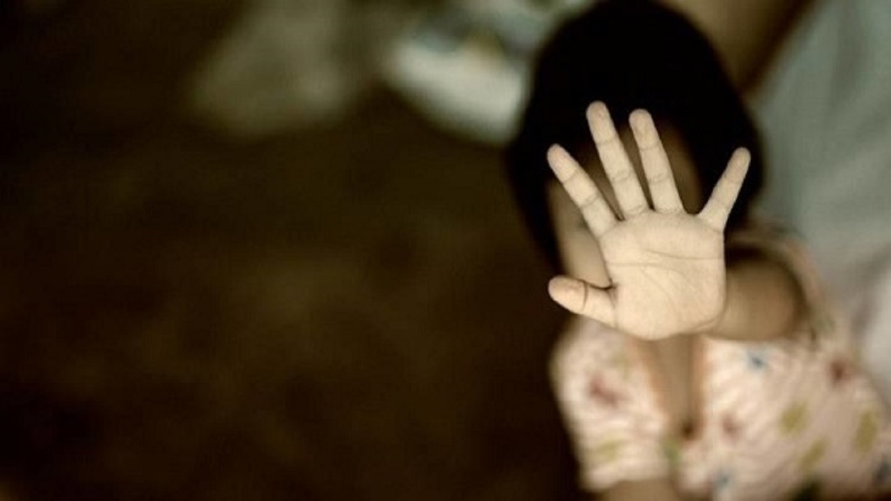 بسبب “حلق”.. مقتل طفلة على يد صديقة والدتها