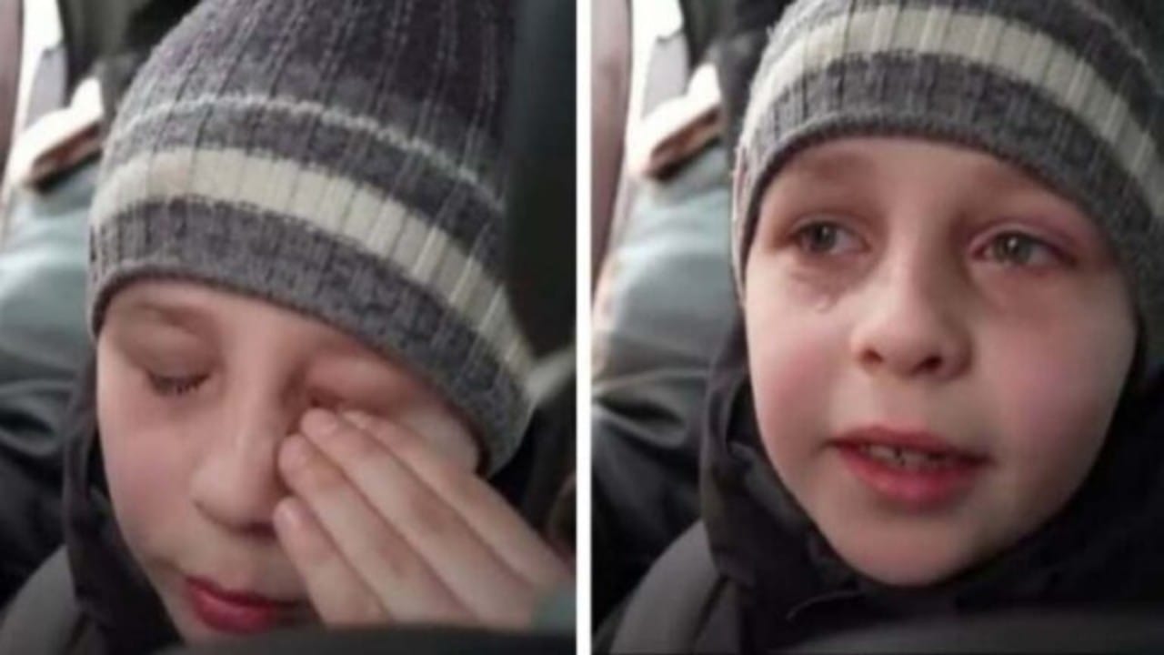 شاهد.. طفل أوكراني يغالب دموعه أثناء حديثه عن والده 