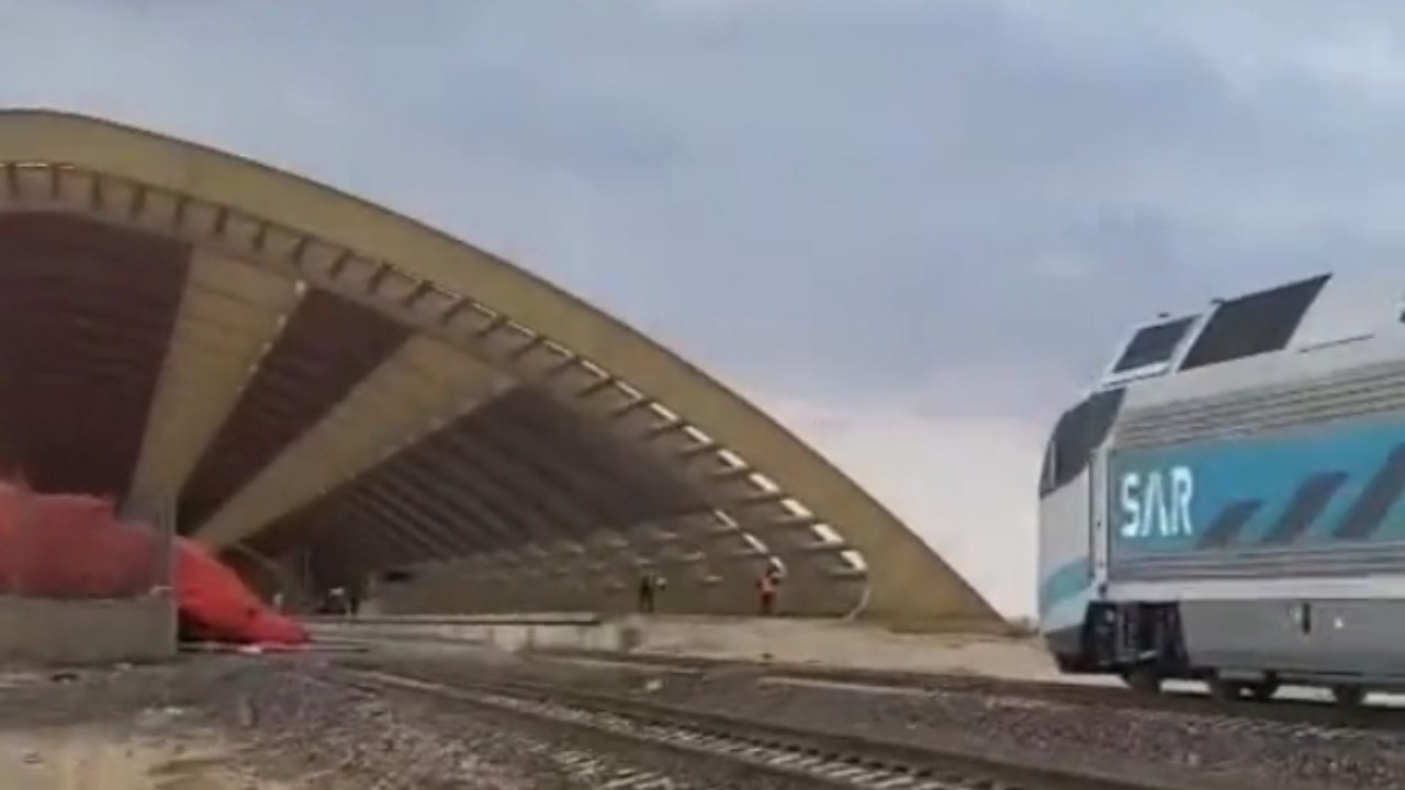 بالفيديو.. وصول قطار سار في رحلة تجريبية إلى محطة القريات