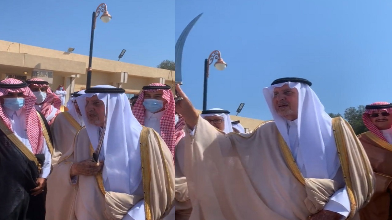 فيديو.. أمير مكة يؤدي العرضة خلال زيارته الليث