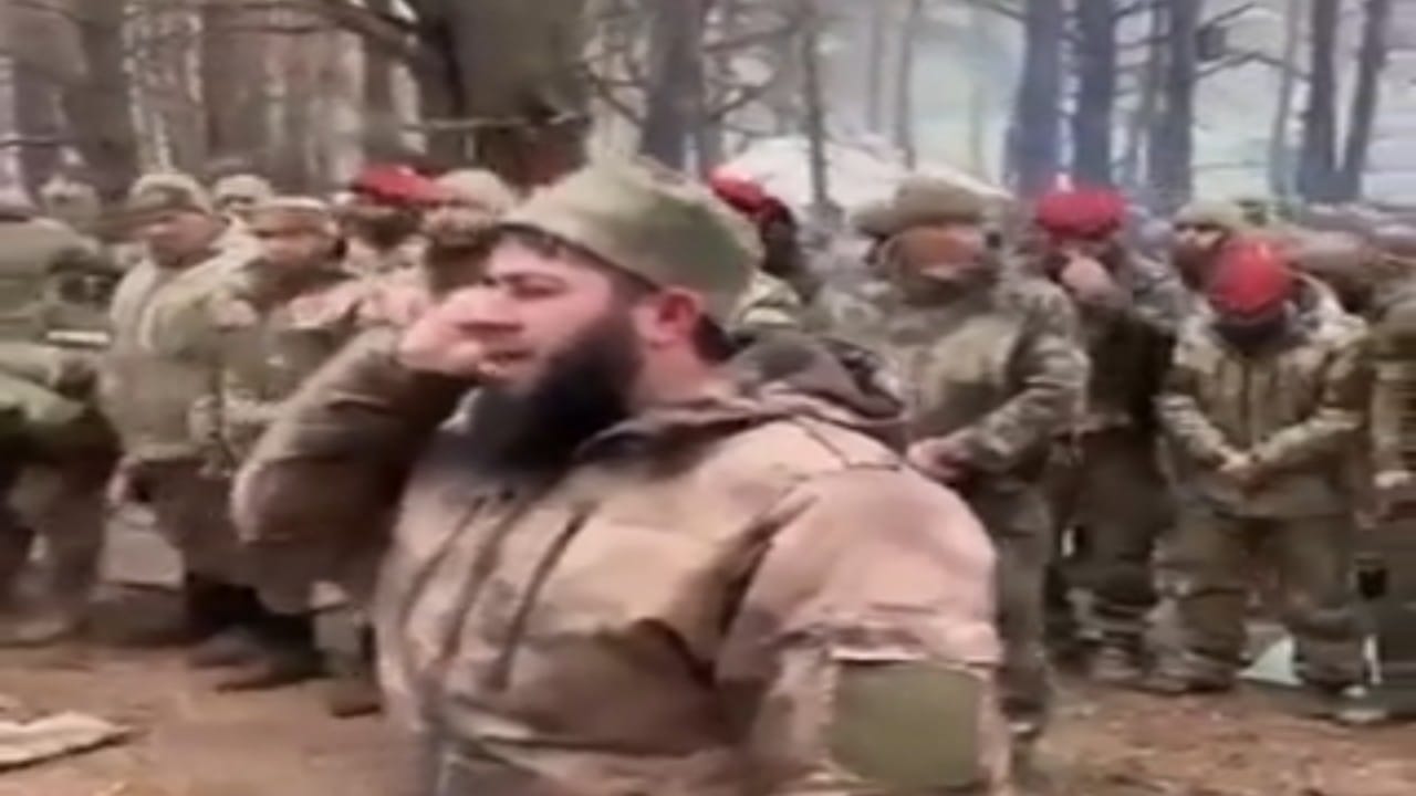 بالفيديو.. قوات شيشانية تؤدي صلاة الجماعة قبل مشاركتها في غزو أوكرانيا