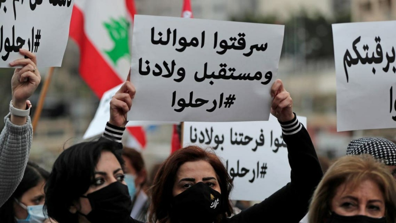 اقتصاديون يتهمون ساسة لبنان بسرقة أموال المودعين في البنوك