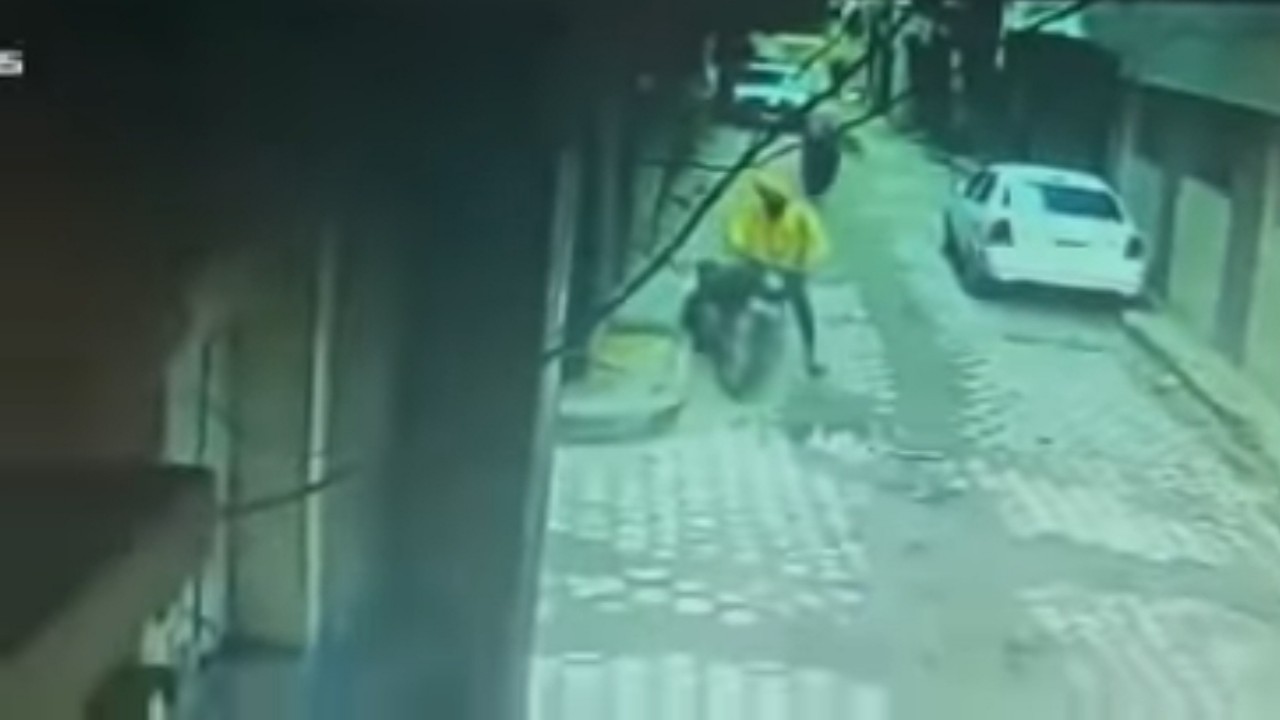 بالفيديو.. فتاة تتعرض لـ “السحل” من قائد دراجة نارية لسرقة جوالها