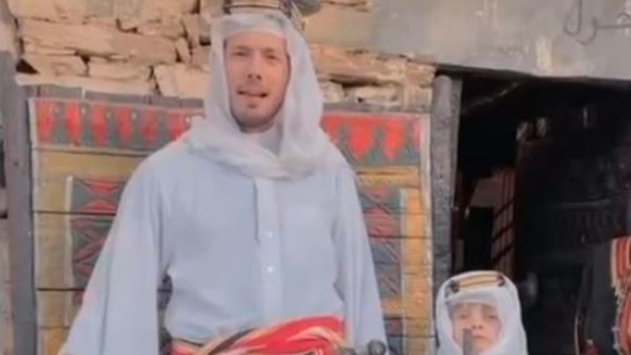 بالفيديو.. سياح هولنديون يرتدون أزياء سعودية ويحتفلون بيوم التأسيس
