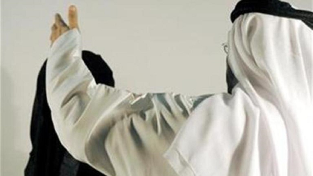 رجل يتهم زوجته بالخيانة عبر محادثات إلكترونية