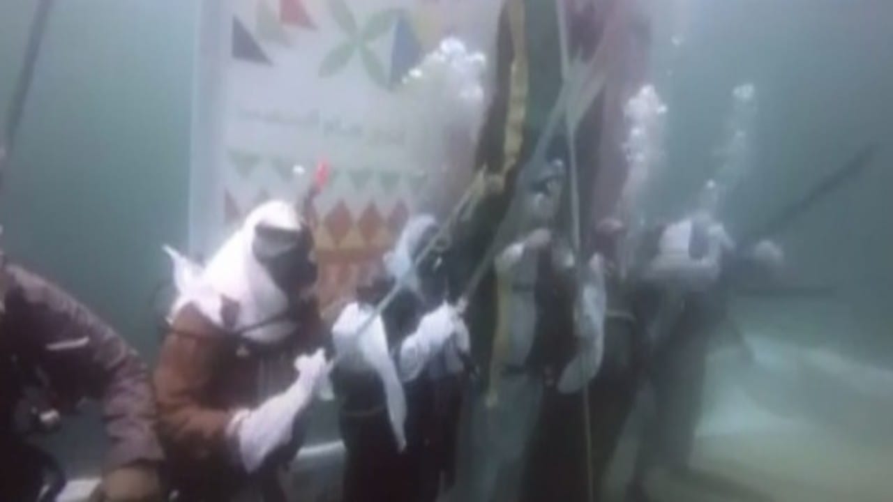 20 غواص يؤدون العرضة تحت الماء احتفالا بيوم التأسيس 