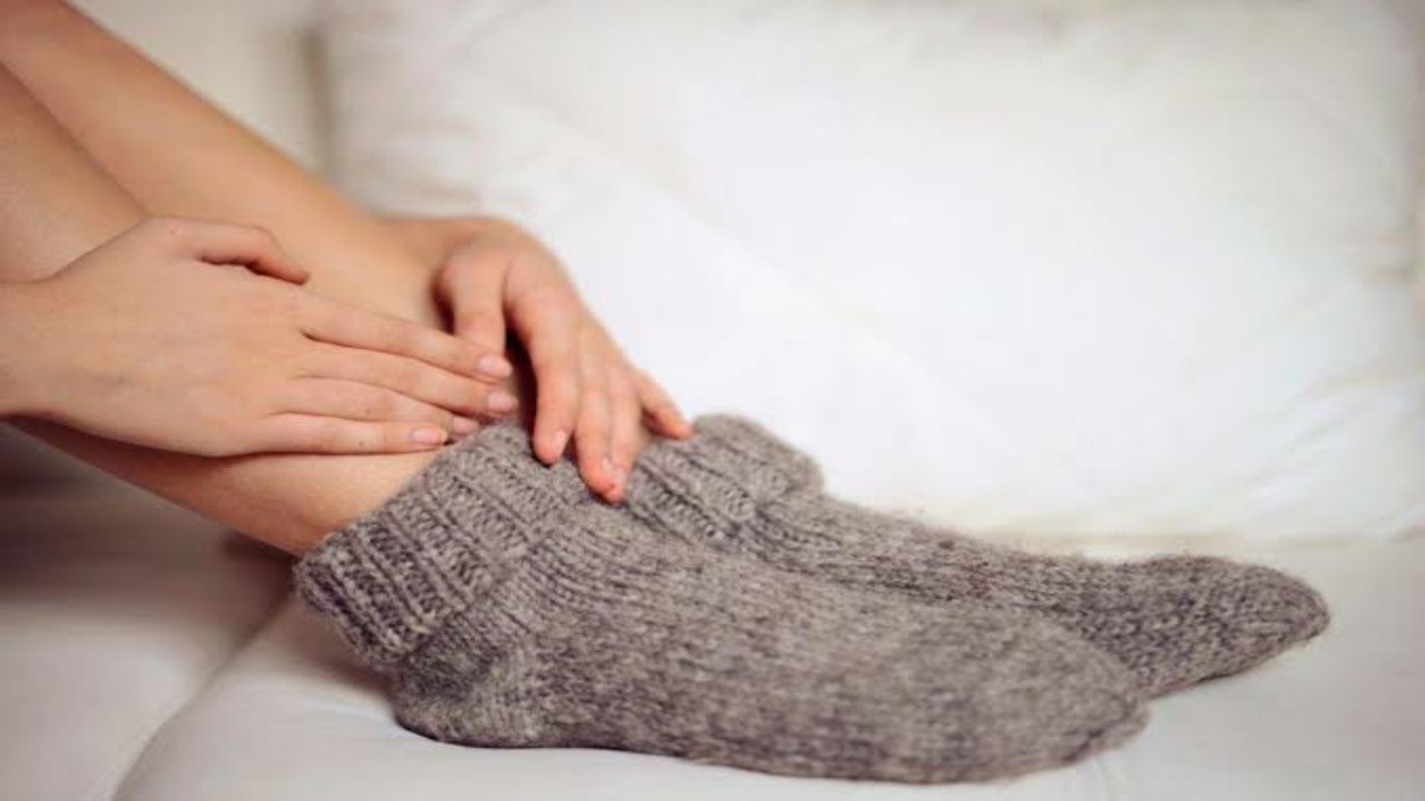 تعرض القدمين للبرودة يؤثر على صحة المفاصل