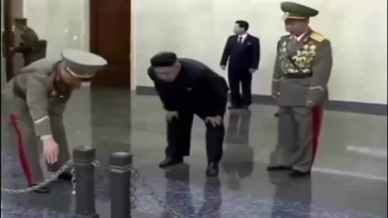 شاهد.. ردة فعل زعيم كوريا الشمالية عندما لاحظ اختلاف ألوان سلسلة حواجز