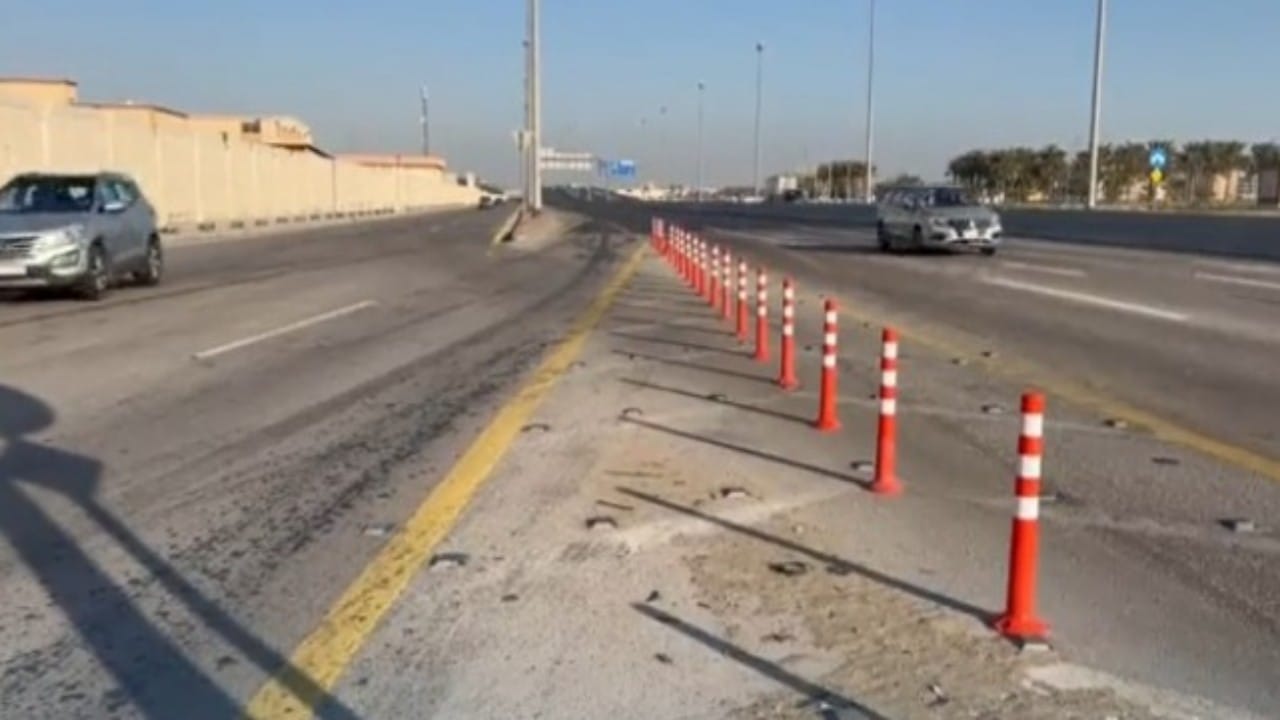 شاهد.. وضع حواجز بلاستيكية على طريق “الدمام – الخبر الساحلي”