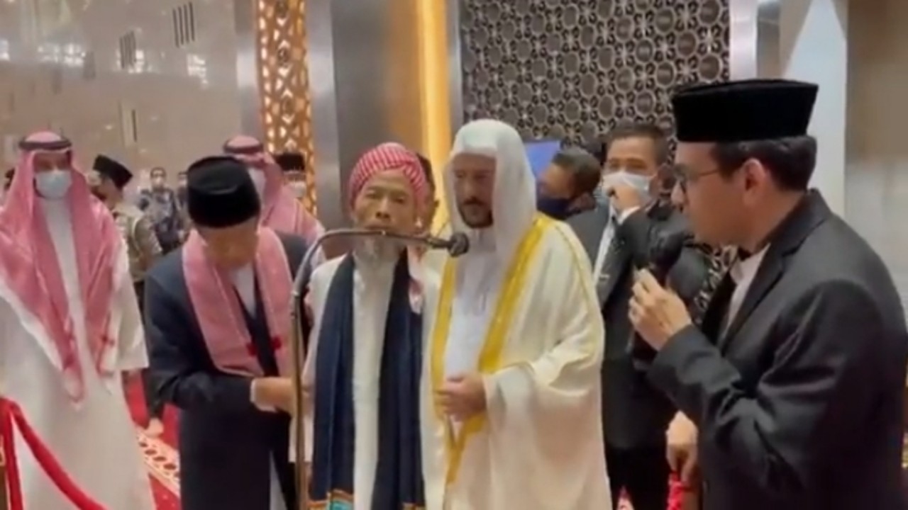 ‏بالفيديو.. مسن إندونيسي ينهار باكيًا بعد اختياره وزوجته للحج على نفقة المملكة
