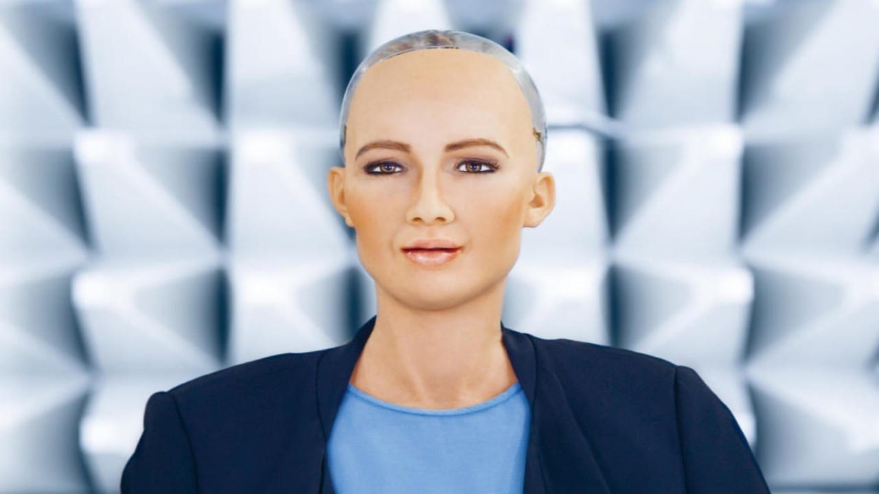 دبي تستقبل الروبوت &#8220;صوفيا&#8221; بالمؤتمر السنوي للتدقيق الداخلي