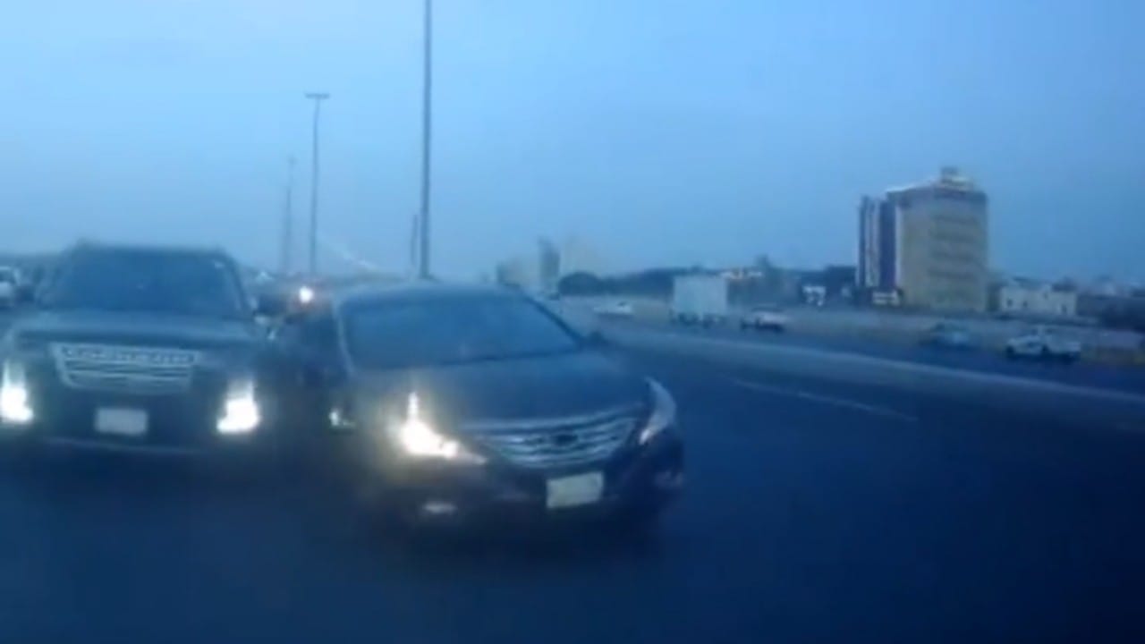 بالفيديو.. حادث تصادم مركبتين على كوبري الحرمين