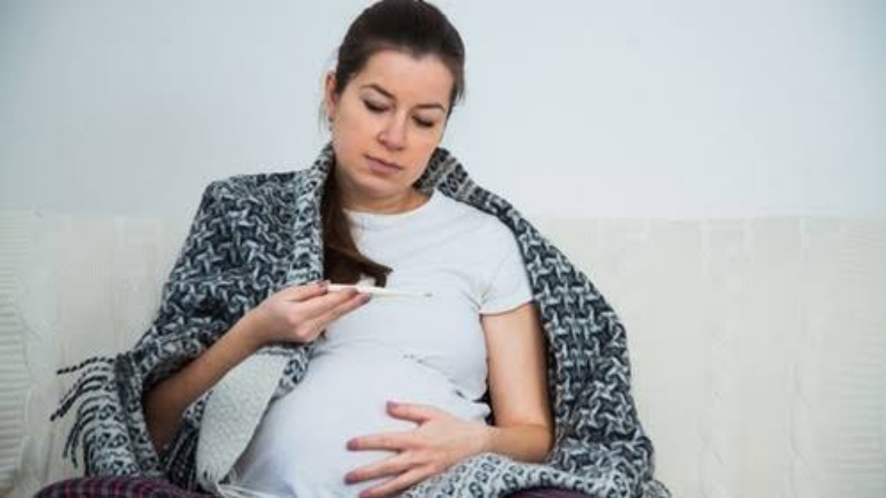 أسباب الإصابة بالحمى أثناء الحمل