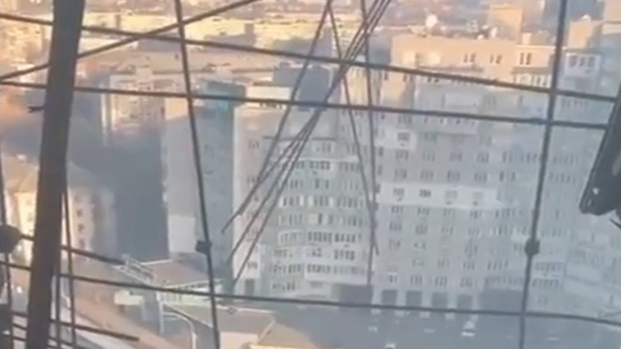 بالفيديو.. سيدة أوكرانية تستعرض الدمار داخل شقتها بعد ضربها بصاروخ روسي