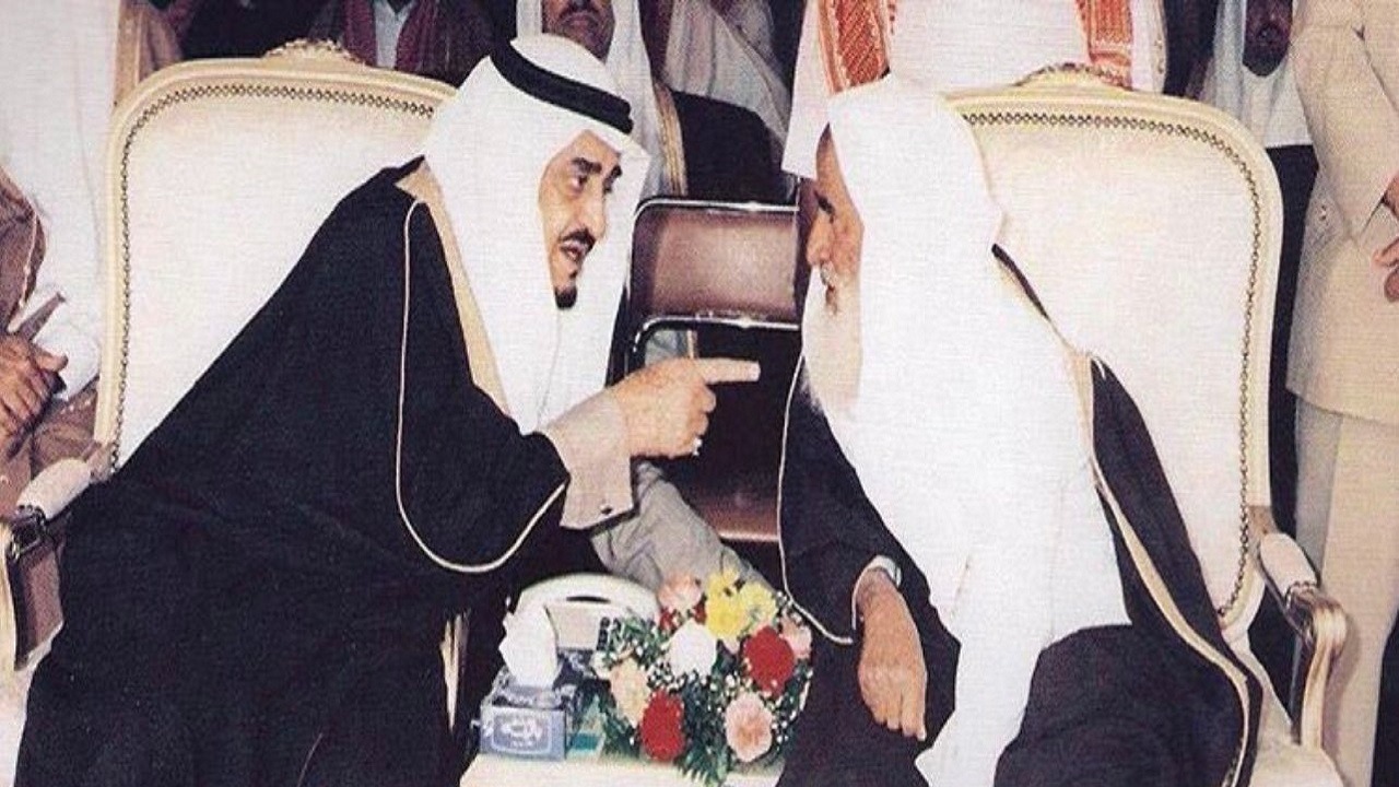 صورة نادرة للملك فهد مستغرقًا في الحوار مع الشيخ ابن عثيمين