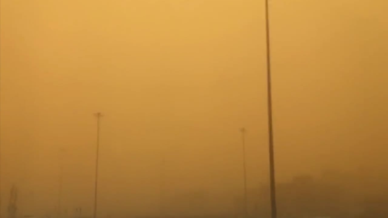 شاهد.. موجة غبار كثيفة تحد من الرؤية الأفقية في الرياض