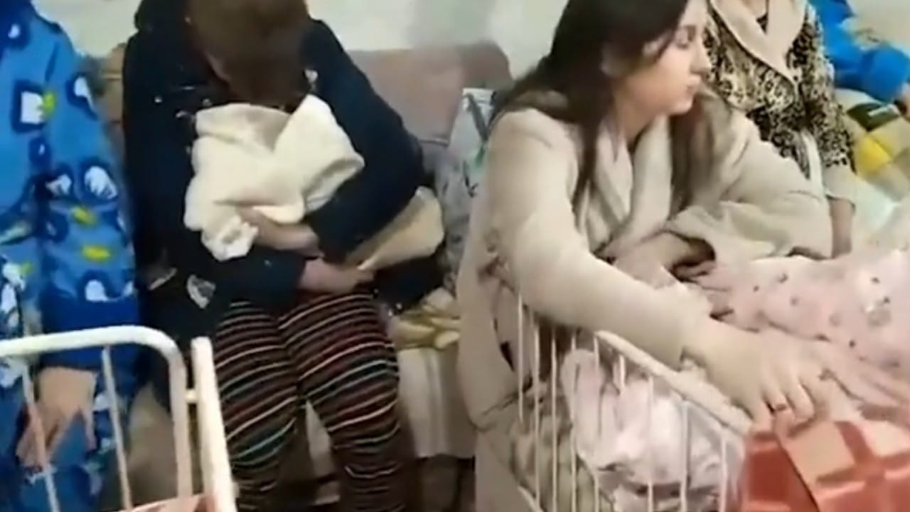 بالفيديو.. اختباء عشرات النساء داخل ملجأ مع أطفالهن بمدينة أوكرانية