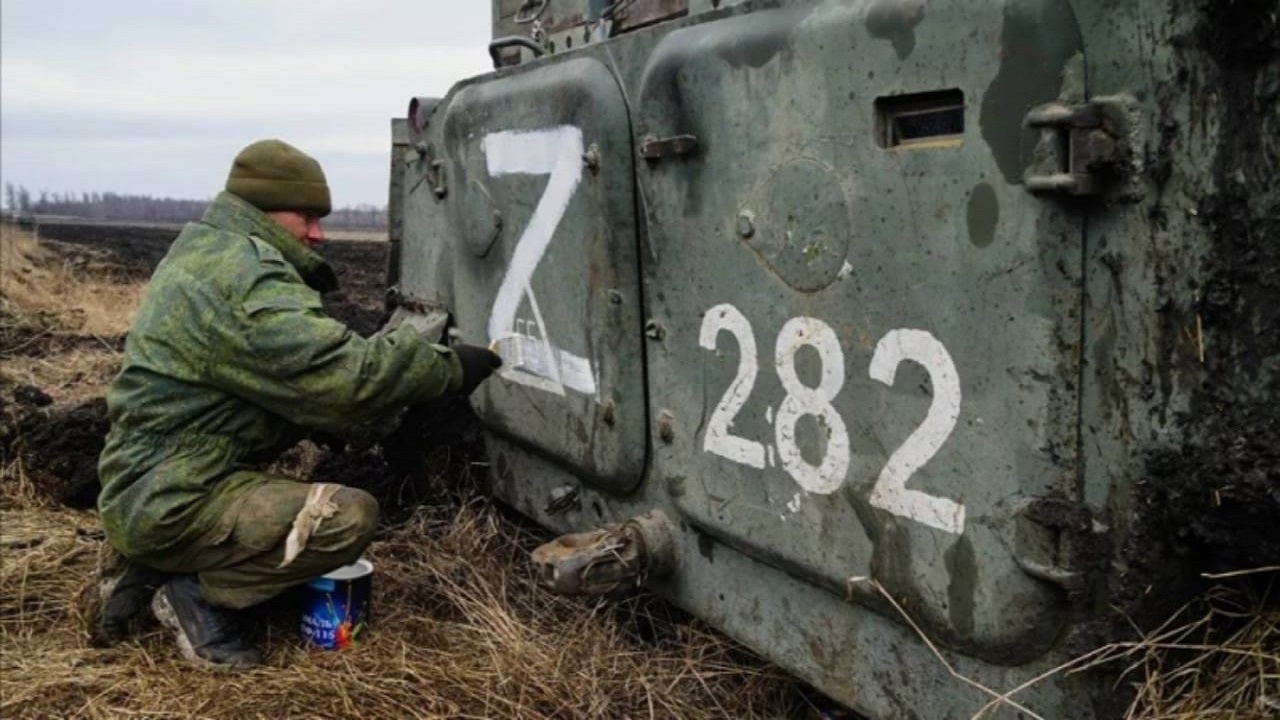 الكشف عن سر علامات “V و Z” الموجودة على دبابات روسية 