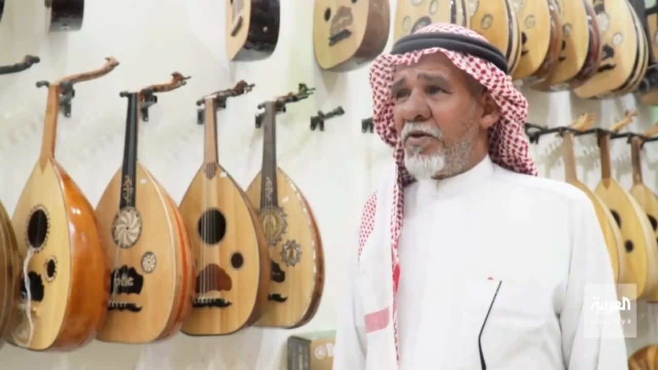 بالفيديو.. قصة مواطن يبيع الأدوات الموسيقية بسوق «الحلّة» منذ 40 عامًا