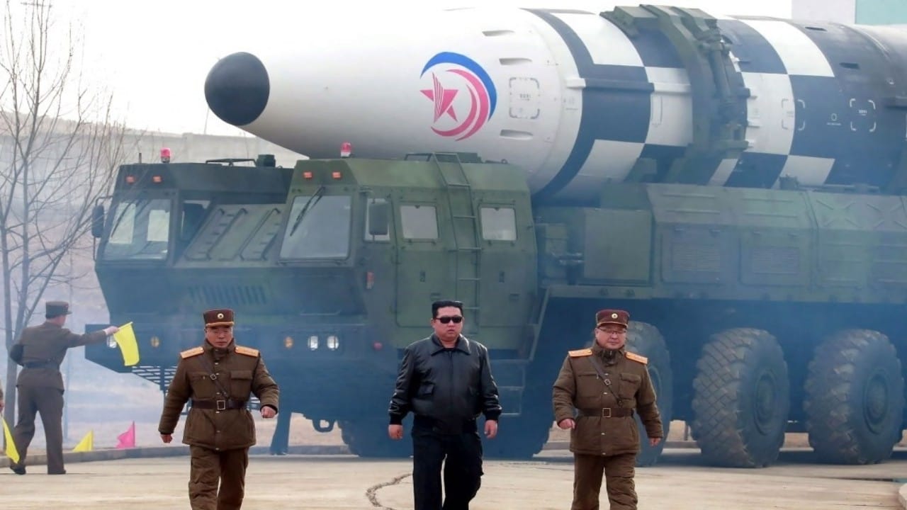 زعيم كوريا الشمالية يختبر نوع جديد من الصواريخ العابرة للقارات