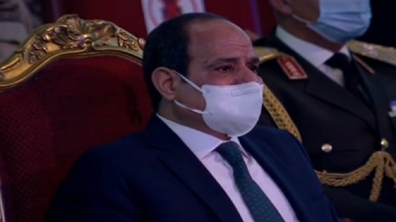 بالفيديو.. لحظة بكاء الرئيس السيسي بسبب مقطع عن الجيش المصري