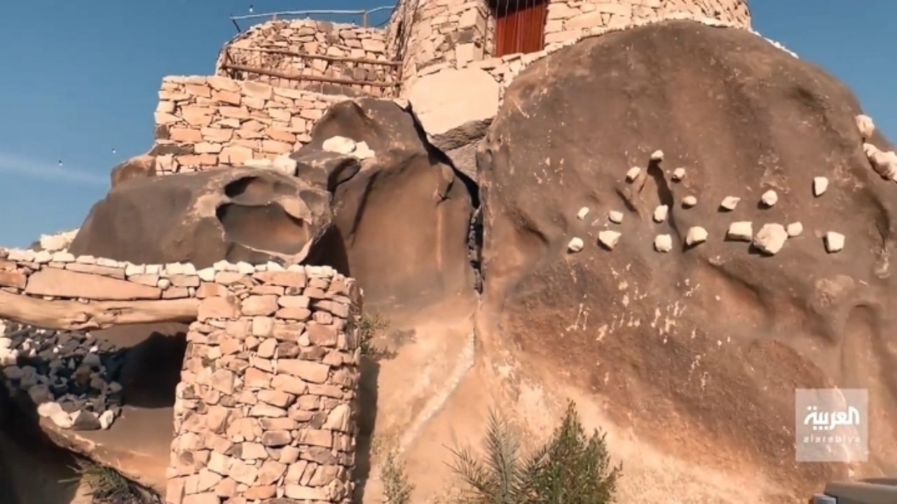 بالفيديو.. مواطن يحول بيوت أجداده إلى قرية تراثية مبنية بالحجارة بخميس مشيط