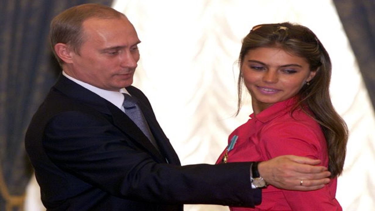مطالب بترحيل “عشيقة بوتين” وابنته من سويسرا