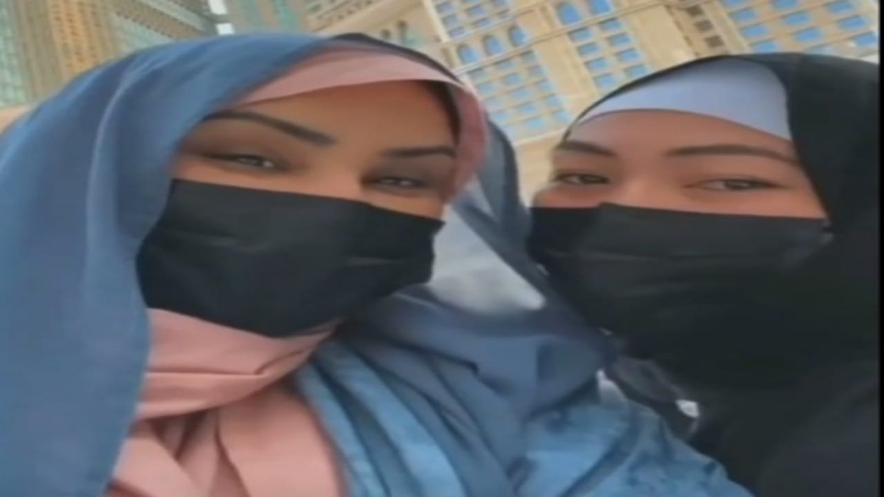 شاهد.. أحلام تعلن اعتناق عاملة منزلها الإسلام داخل المسجد الحرام 