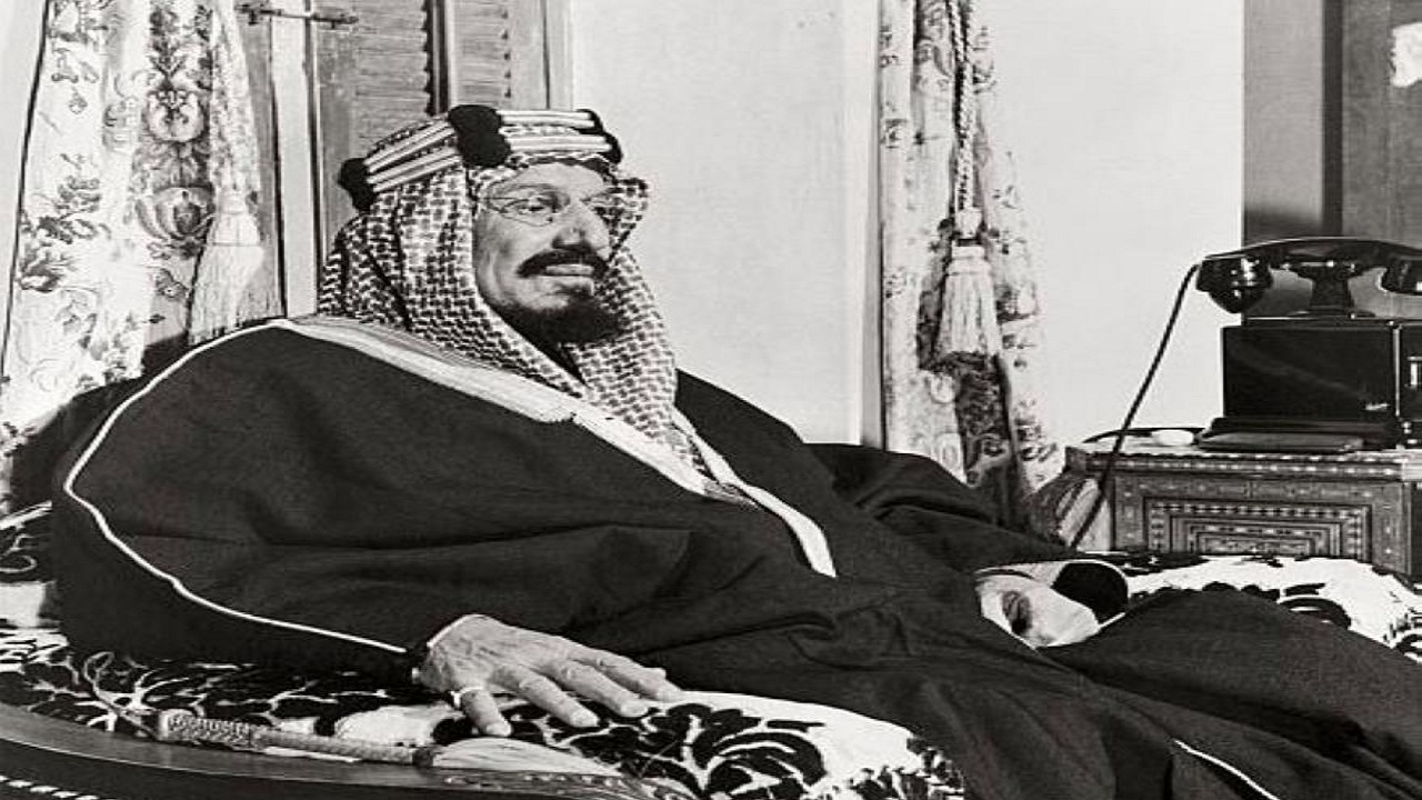 صورة نادرة للملك عبدالعزيز قبل 96 عامًا