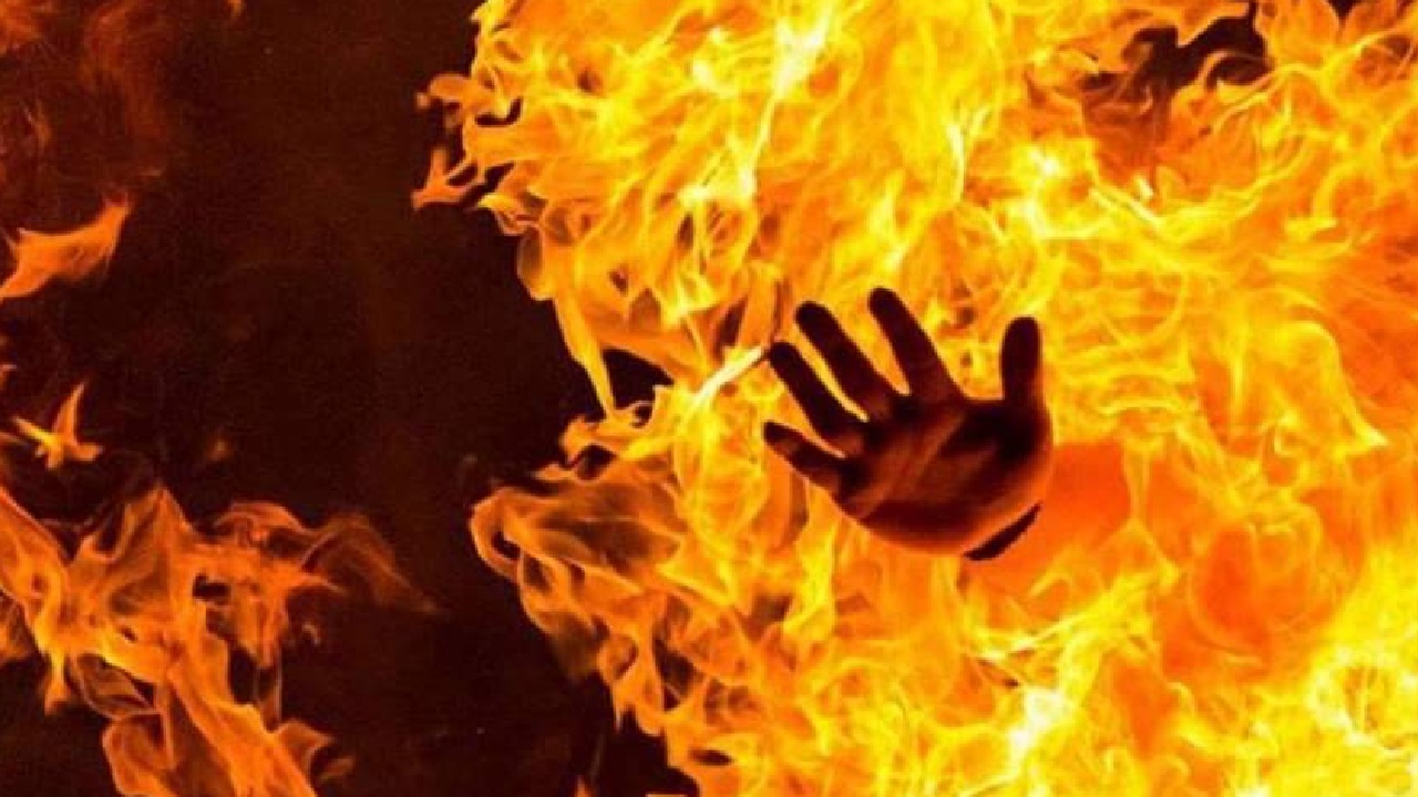 رجل ينتقم من حبيته بإشعال النيران في جسد طفلتها