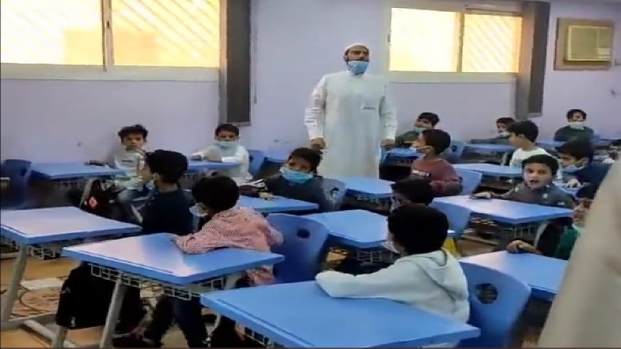 بطريقة غير معتادة.. أستاذ لغة عربية يرسخ العلم لدى تلاميذه (فيديو)