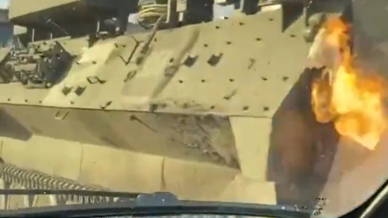 ‏بالفيديو.. أوكرانيون يلقون &#8220;قنابل مولوتوف&#8221; على الدبابات الروسية