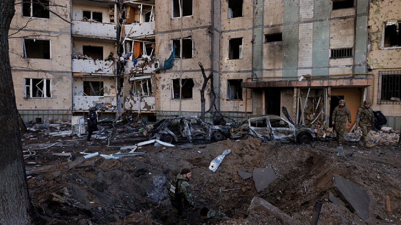 قصف يستهدف منازل ومركزا تجاريا في أوكرانيا