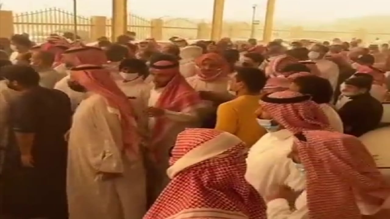 شاهد.. انطلاق مزاد السيارات الحكومية وسط غبار الرياض
