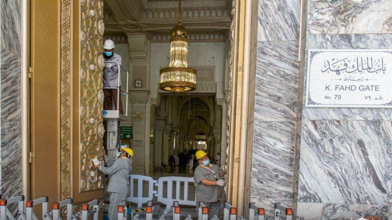بالصور.. الانتهاء من صيانة أبواب المسجد الحرام