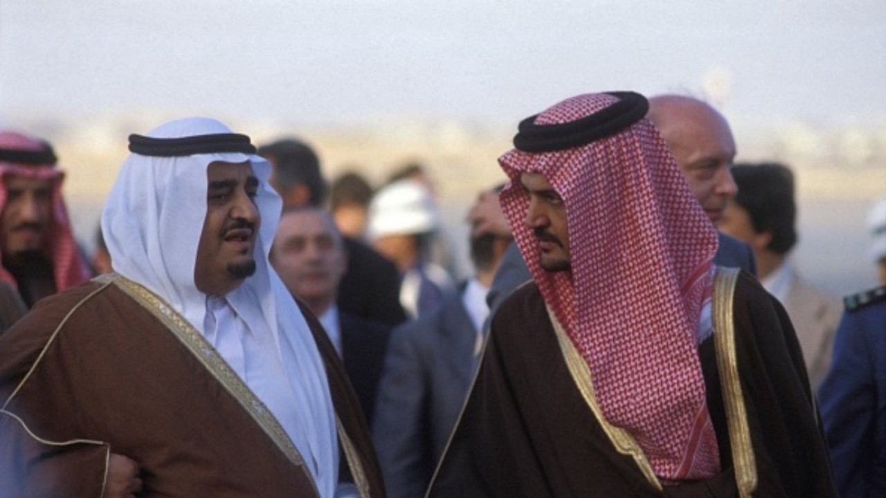صورة تاريخية تجمع الملك فهد والملك سلمان والأمير سعود الفيصل في جدة