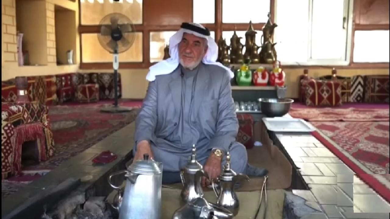بالفيديو.. مواطن يحضّر القهوة في مجلسه منذ أكثر من 50 عام