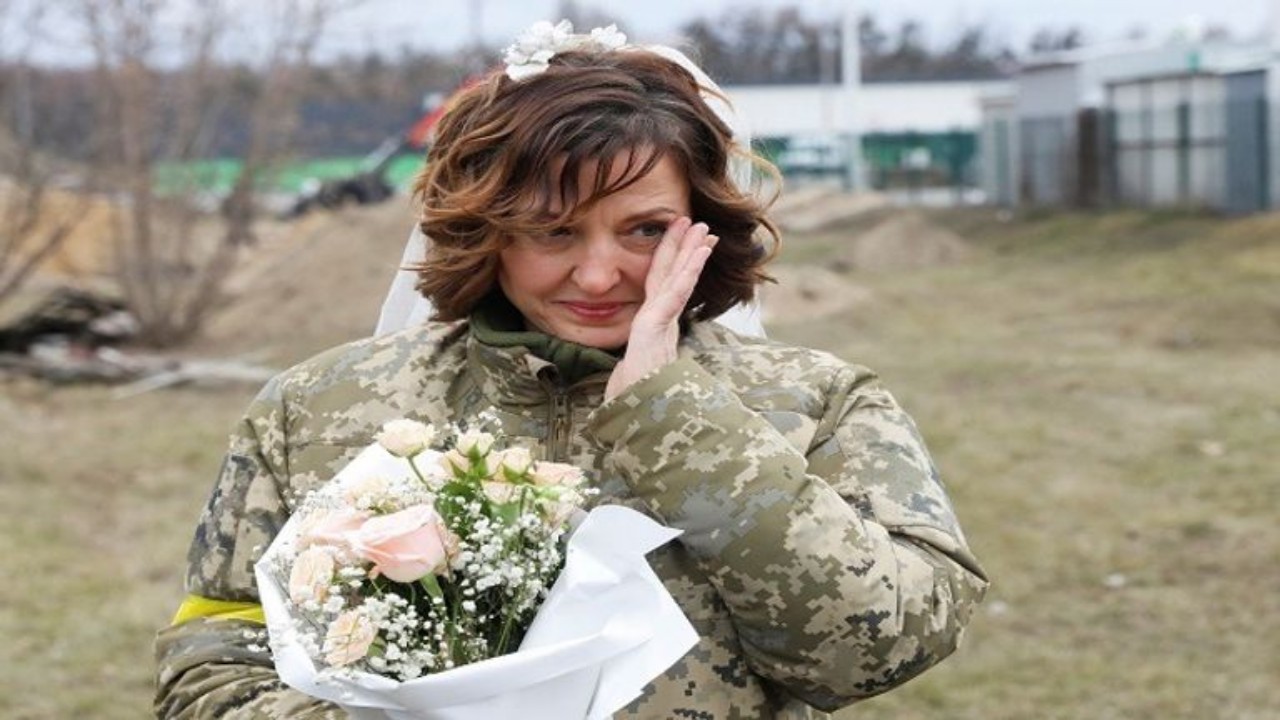 بالصور.. مقاتلة أوكرانية تقيم حفل زفافها رغم الحرب