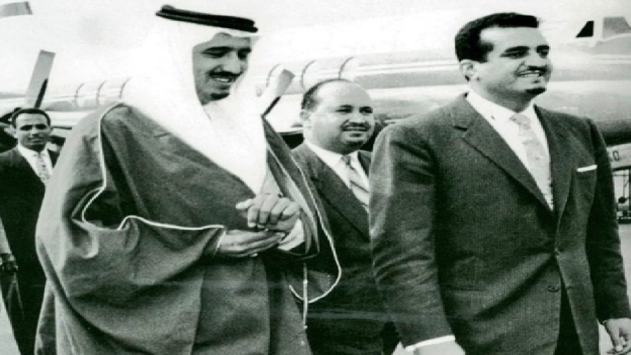 صورة نادرة للملك فهد والملك سلمان في أحد الزيارات الرسمية خارج المملكة