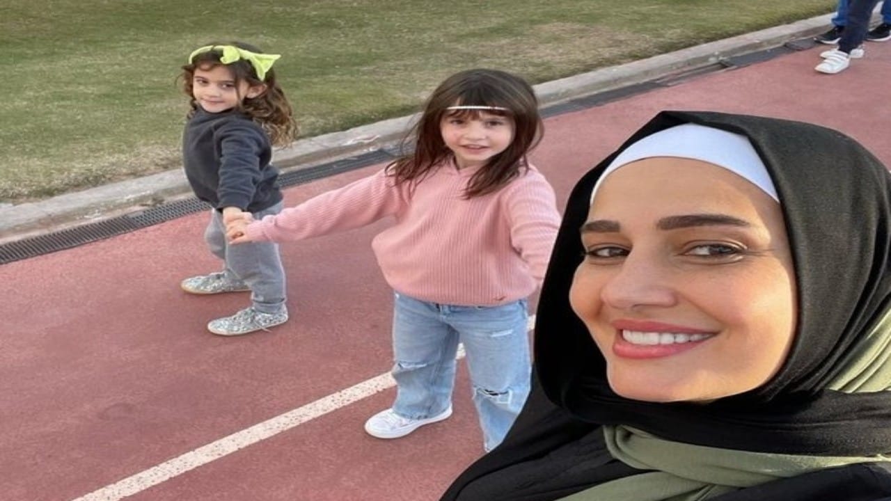 حلا شيحة تشارك صورة عائلية مع ابنتيها
