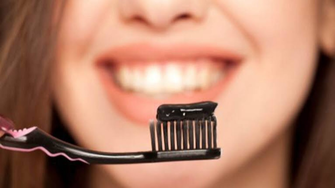 &#8220;الصحة&#8221; تكشف مخاطر فرك الأسنان بالفحم