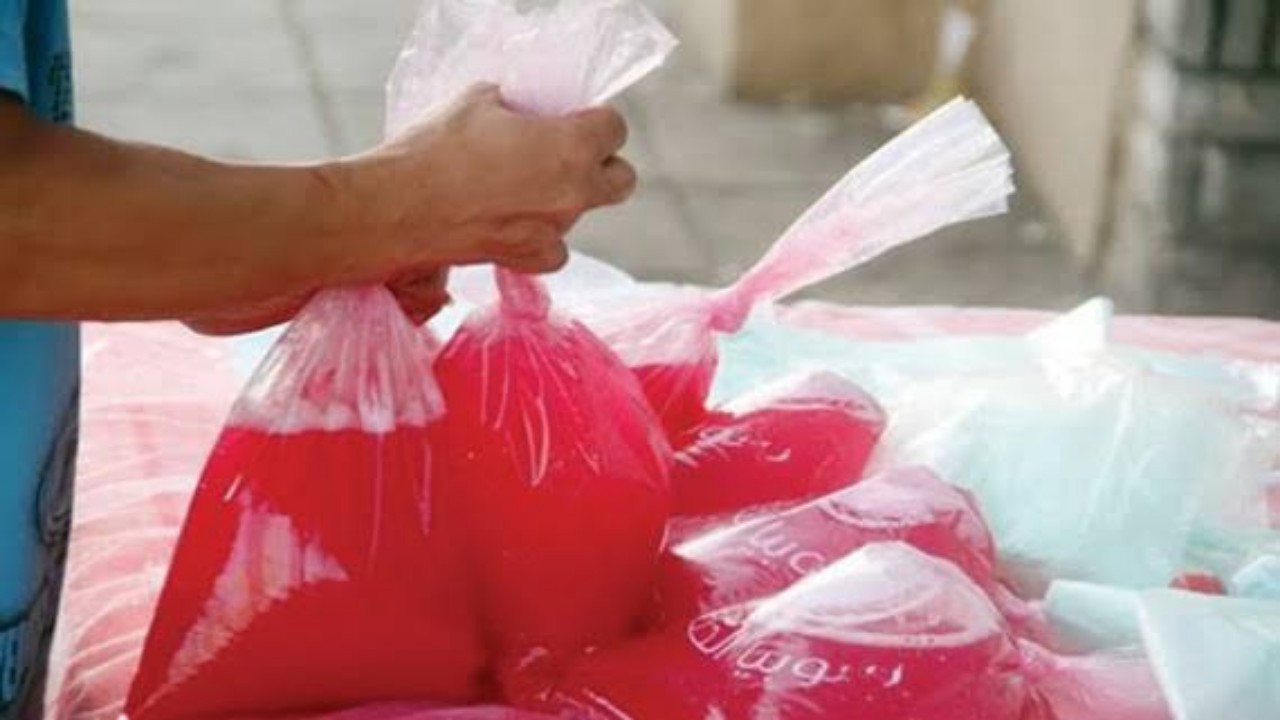 بالفيديو.. “الدهاس”: منع تعبئة العصائر داخل الأكياس البلاستيكية