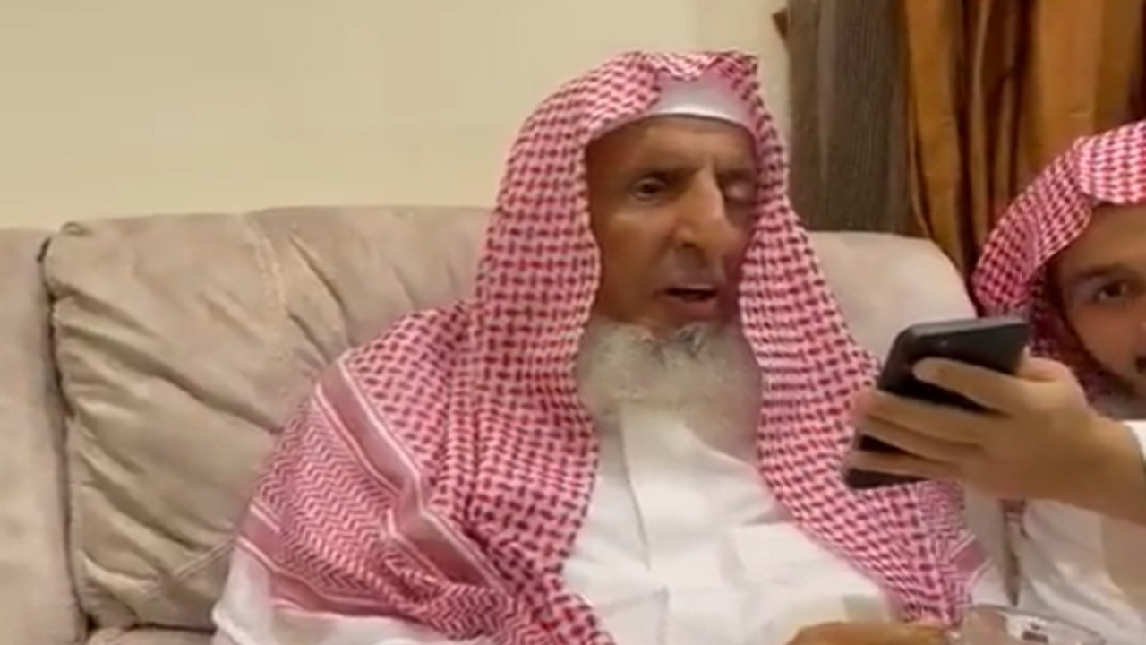 بالفيديو.. “السديس” يطمئن مفتي المملكة بعودة الحياة إلى طبيعتها بالحرمين
