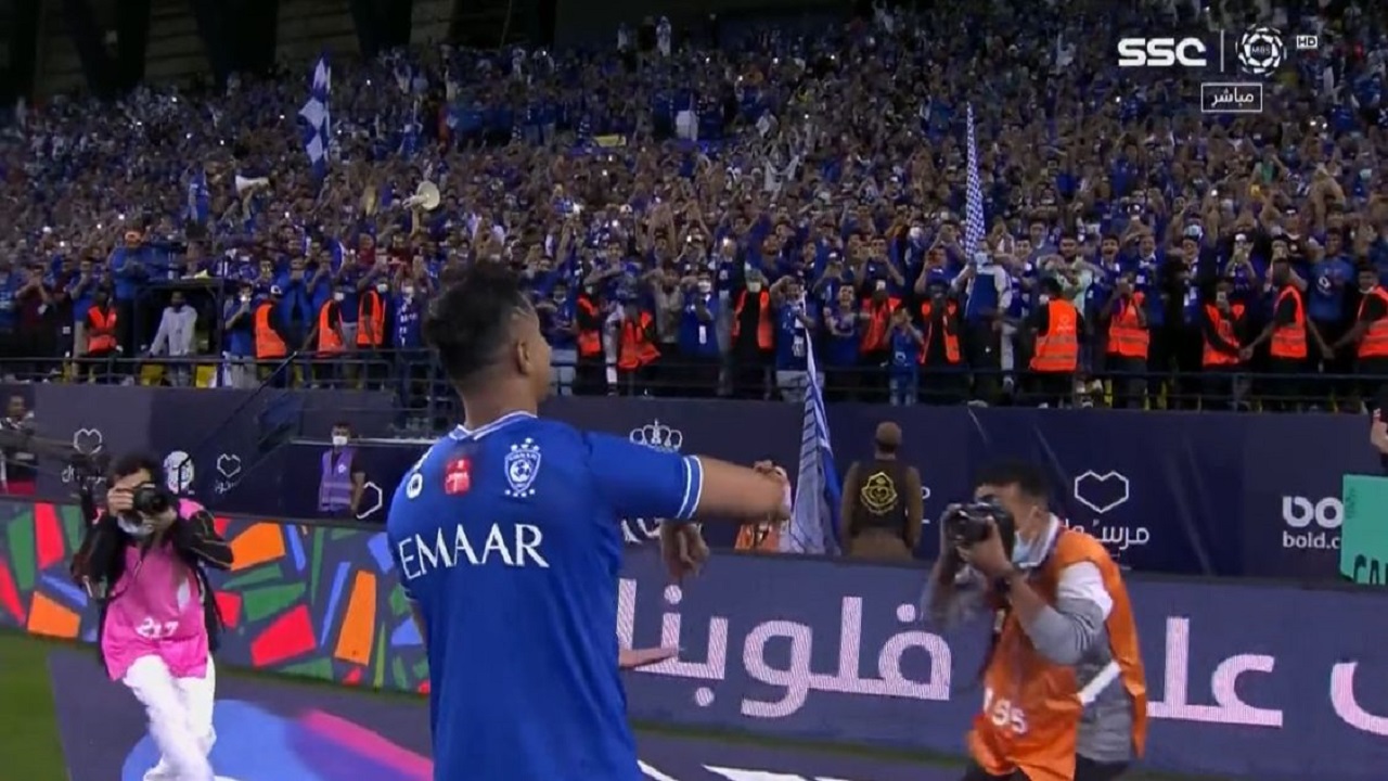 شاهد.. الدوسري يحتفل مع جمهور الهلال بطريقته الخاصة