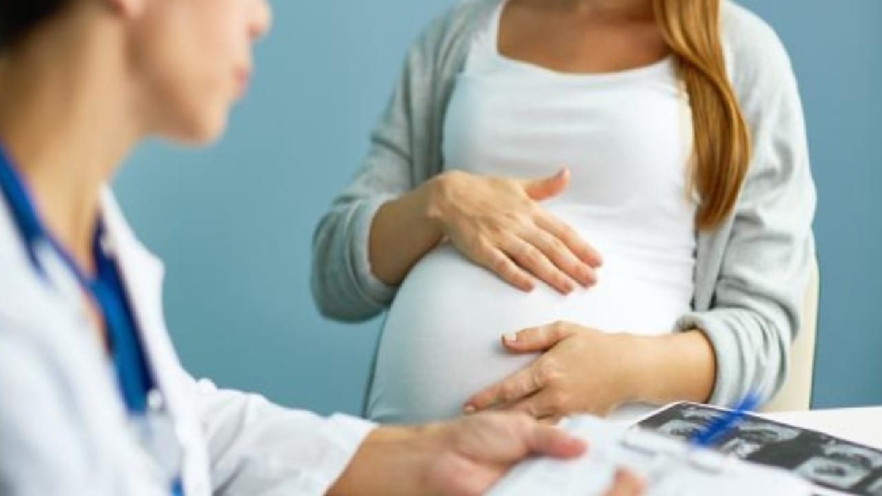 سعود الطبية: 6 أسباب تجعل زيارة المرأة للطبيبة بعد الولادة مهمة