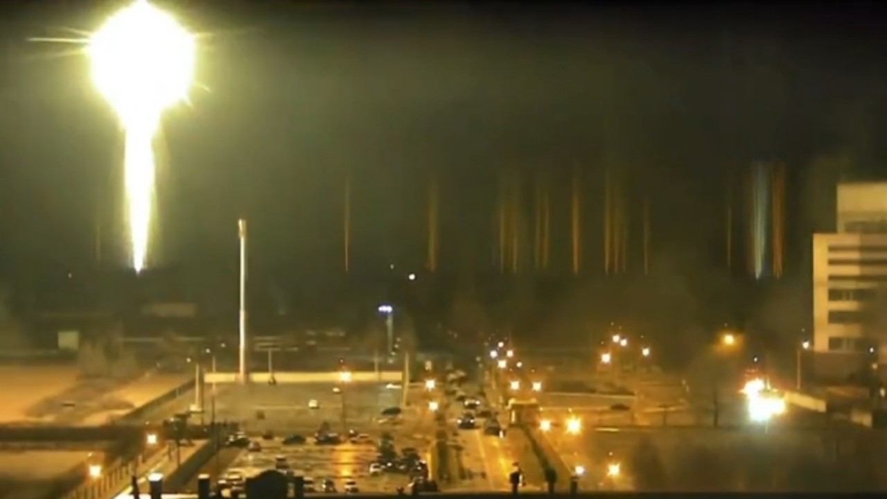 بالفيديو.. ‏اندلاع حريق بمحطة زابوريجيا للطاقة النووية في أوكرانيا