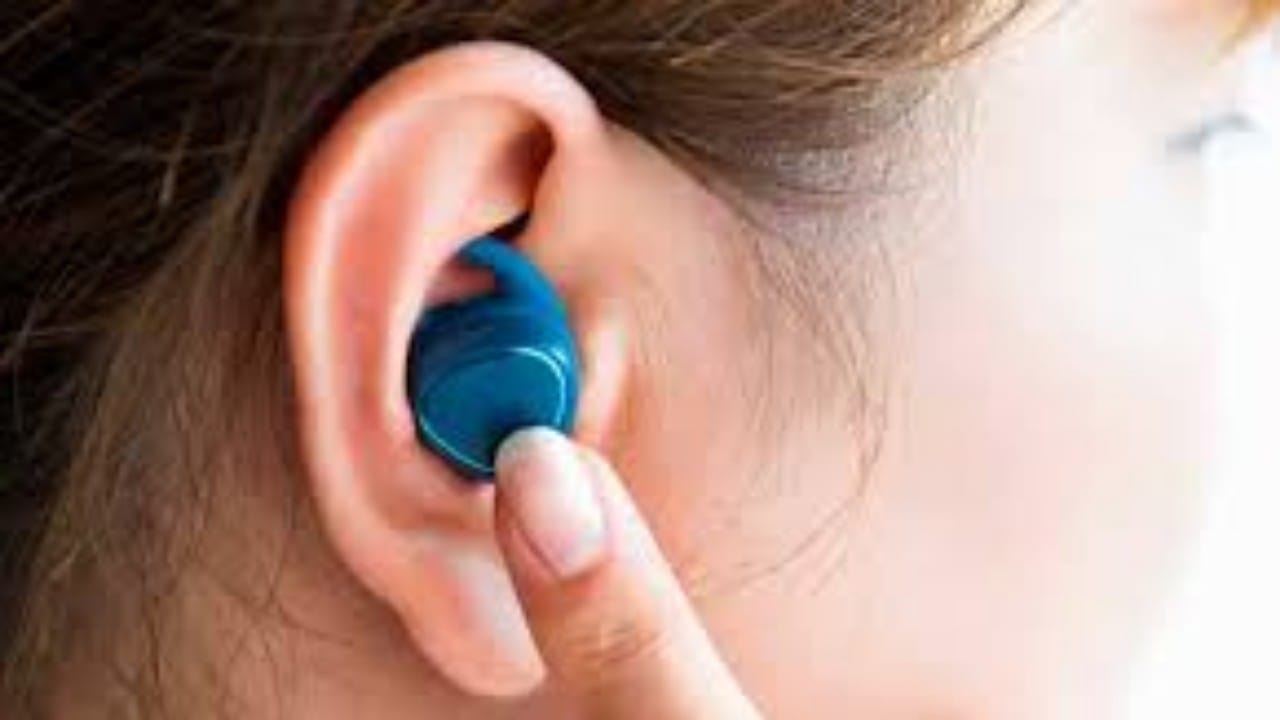 مخاطر استخدام سماعات الأذنين يوميًا