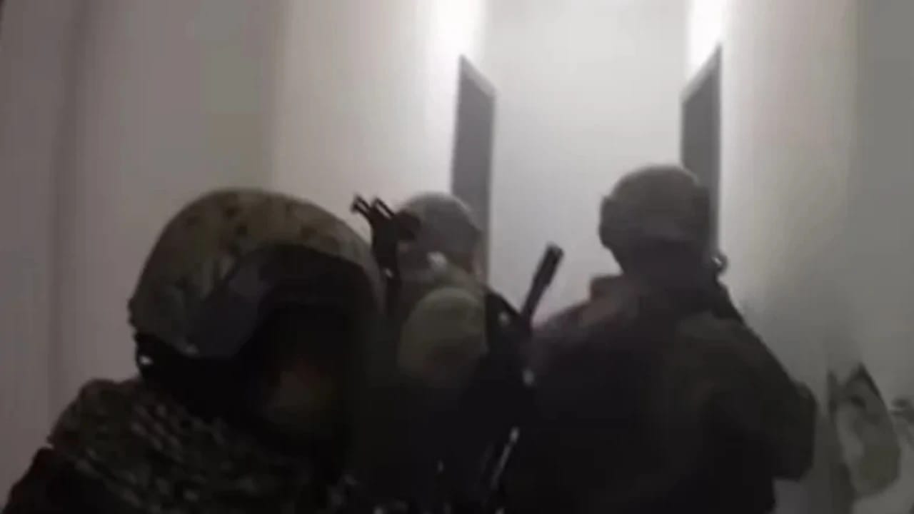 بالفيديو.. حقيقة اعتقال القوات الروسية للرئيس الأوكراني “زيلينسكي”